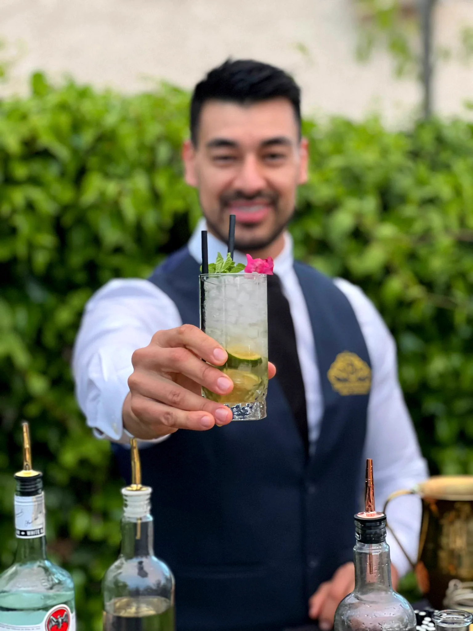 Mojito servido en vaso highball con decoración floral